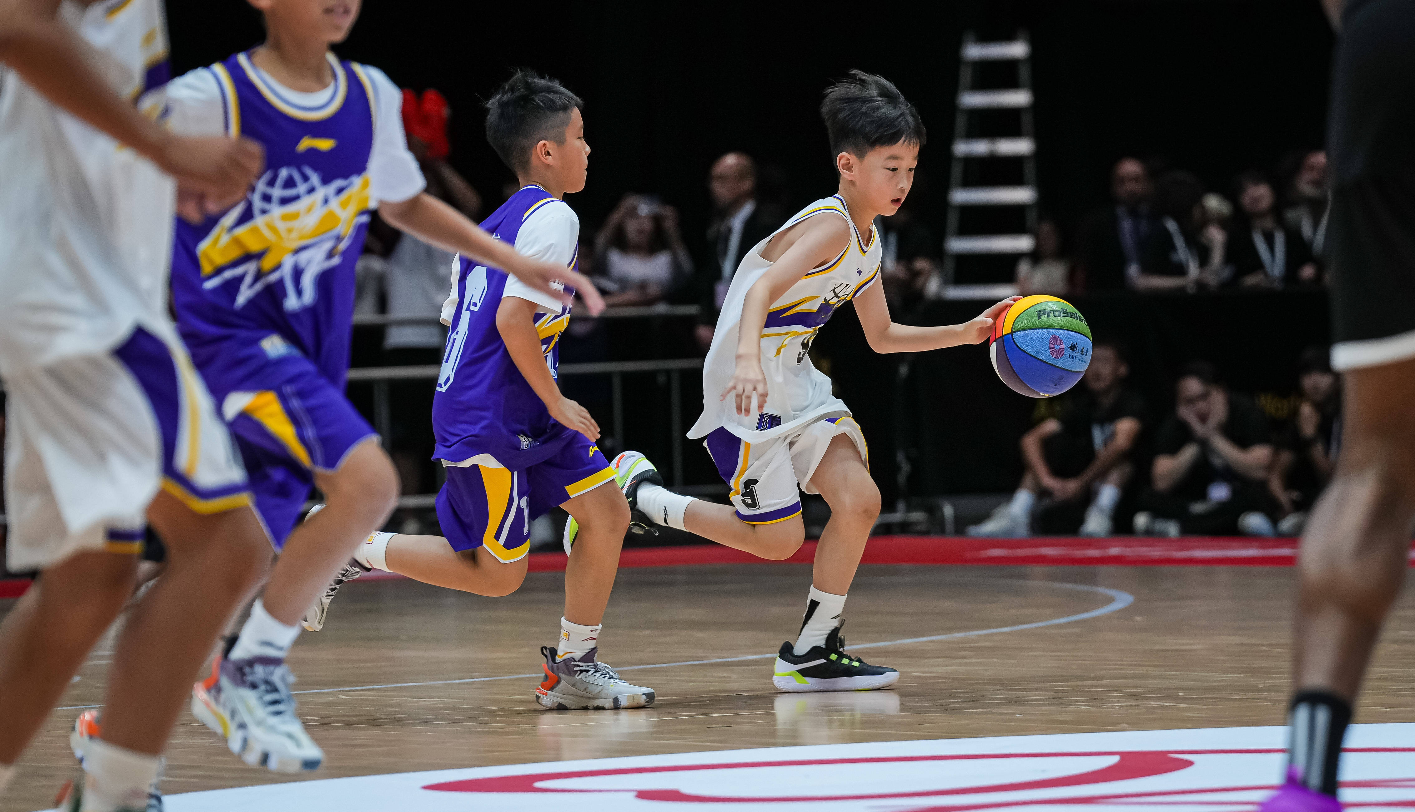 美国篮球明星参加中国慈善活动(美国职业篮球联赛nba名人慈善赛)