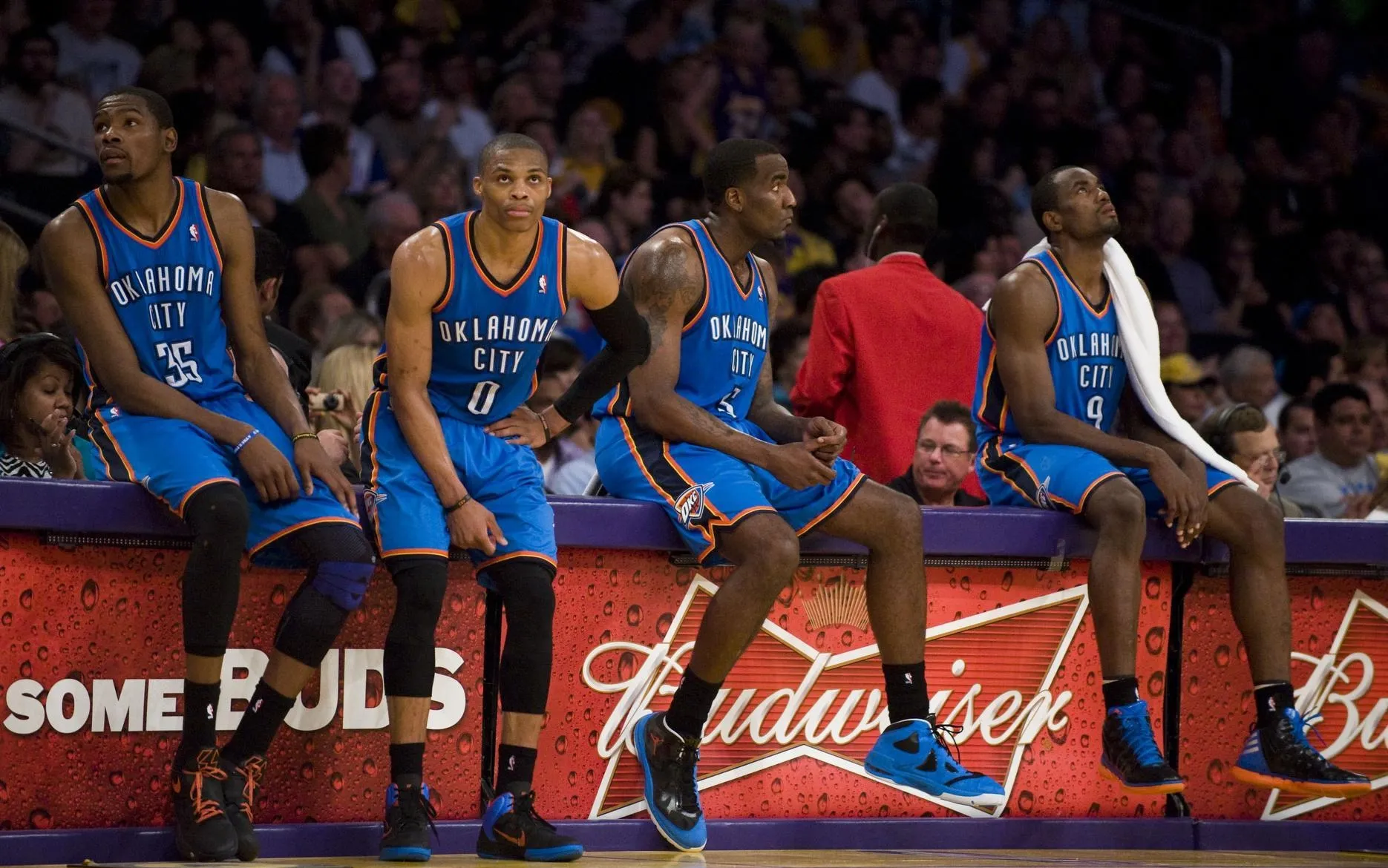 包含步行者队内讧不断，球员关系紧张的词条