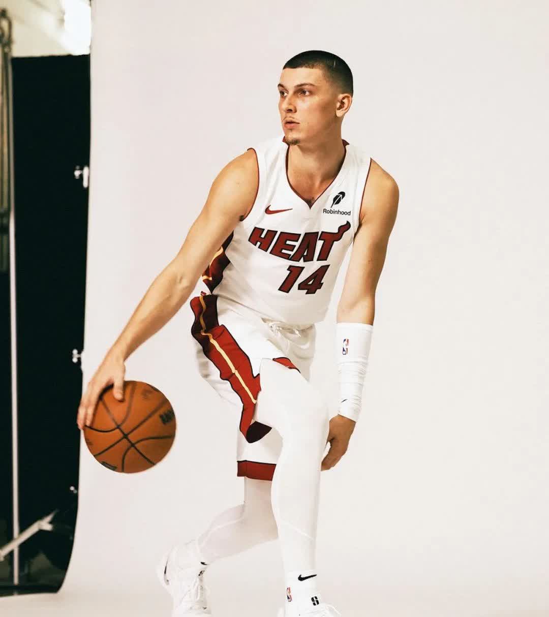 包含热火队主帅频频更换阵容，寻求突破的词条