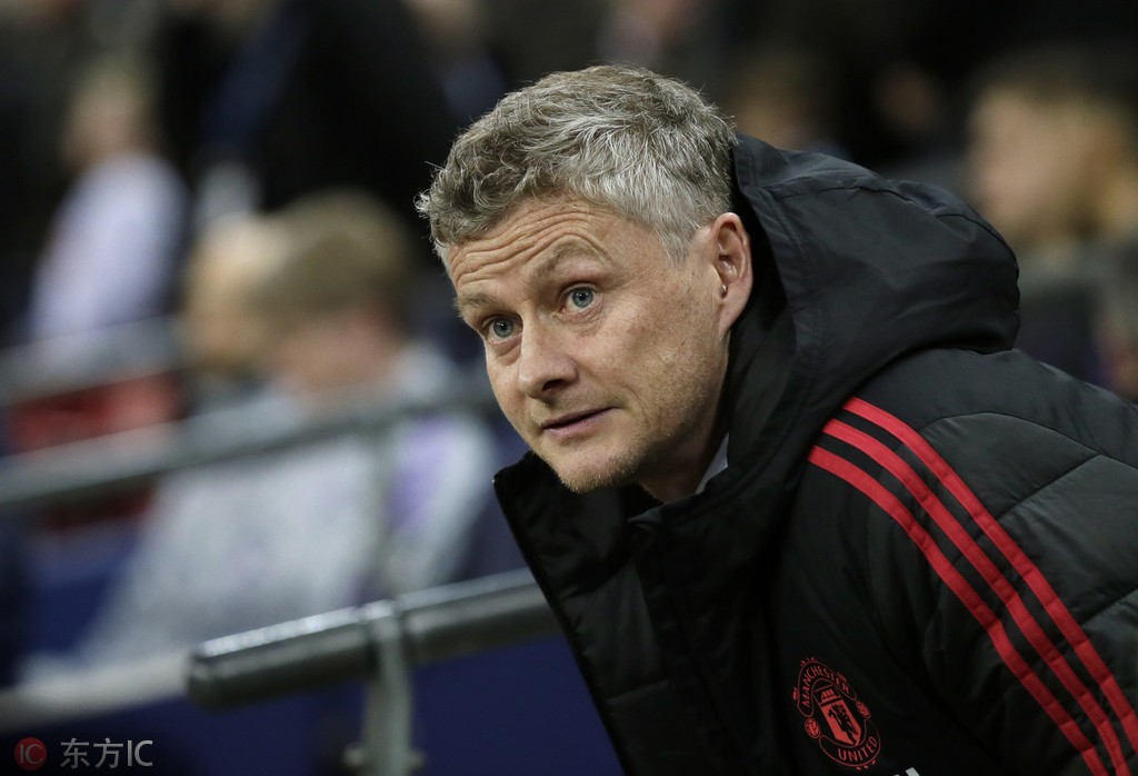 曼联主帅索尔斯克亚调整战术，引领球队走向胜利