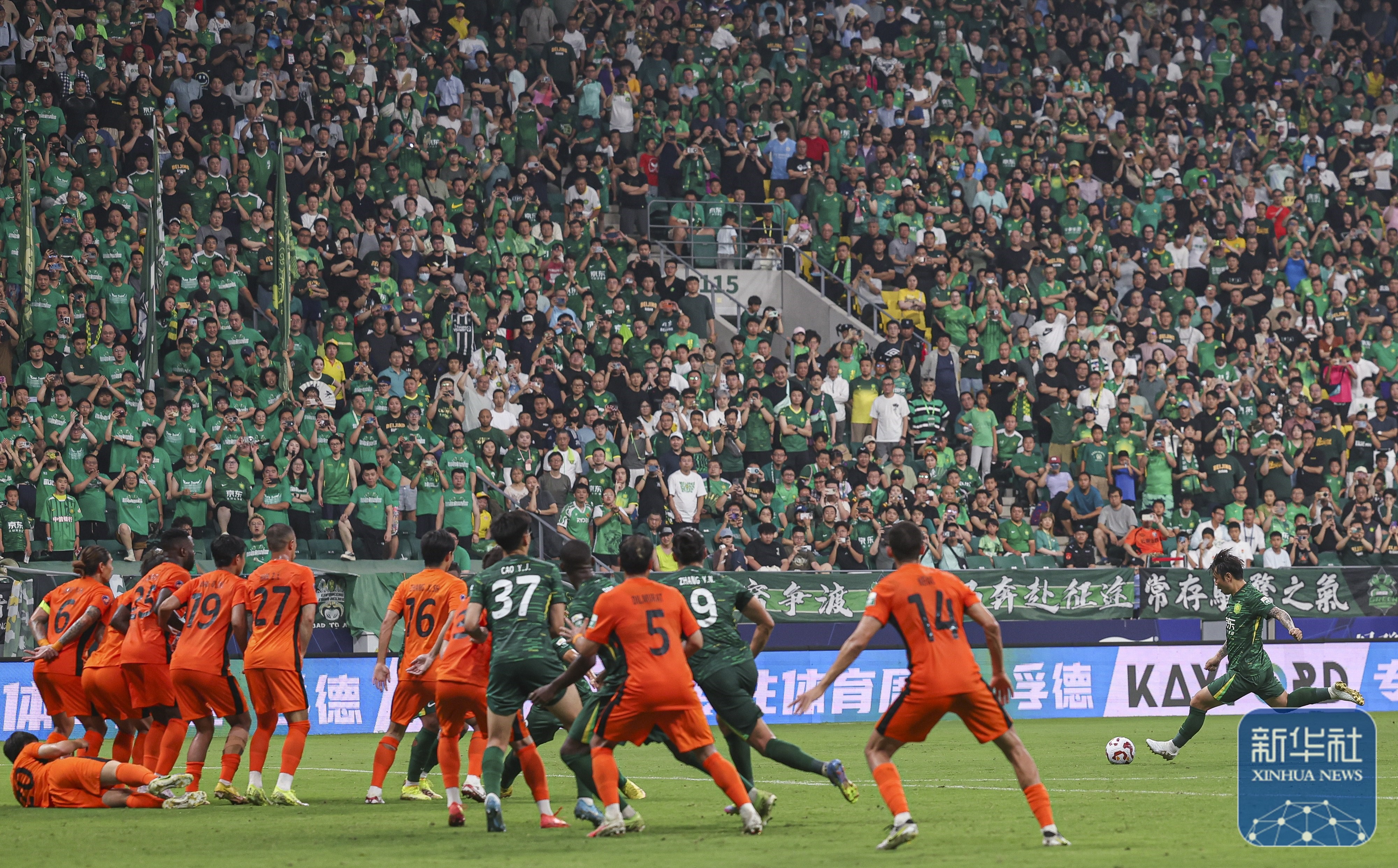 关于国安客场获胜，暂时领跑中超积分榜的信息