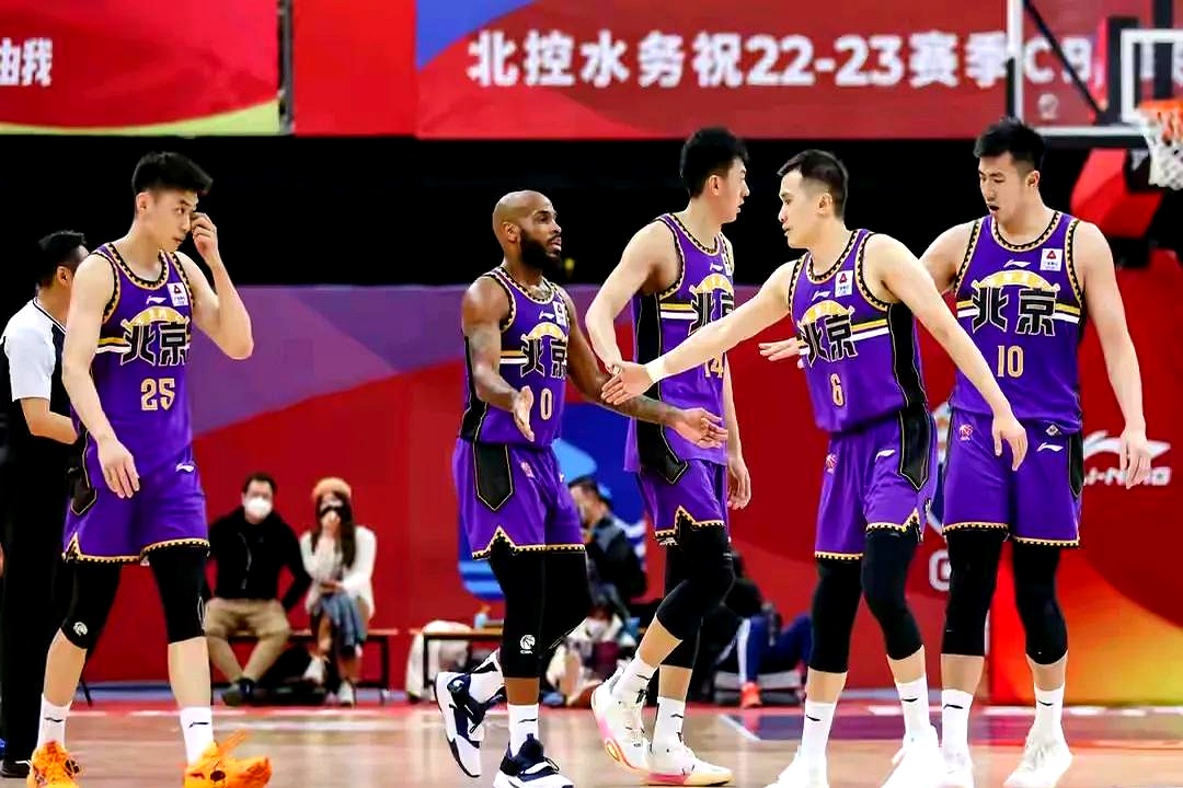 中国男篮与马刺队热身赛收官双方球员各显实力