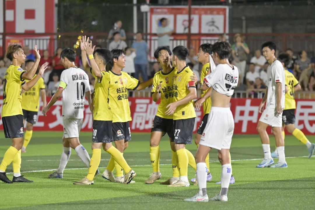 足球比赛热闹进行，球队实力脱颖而出