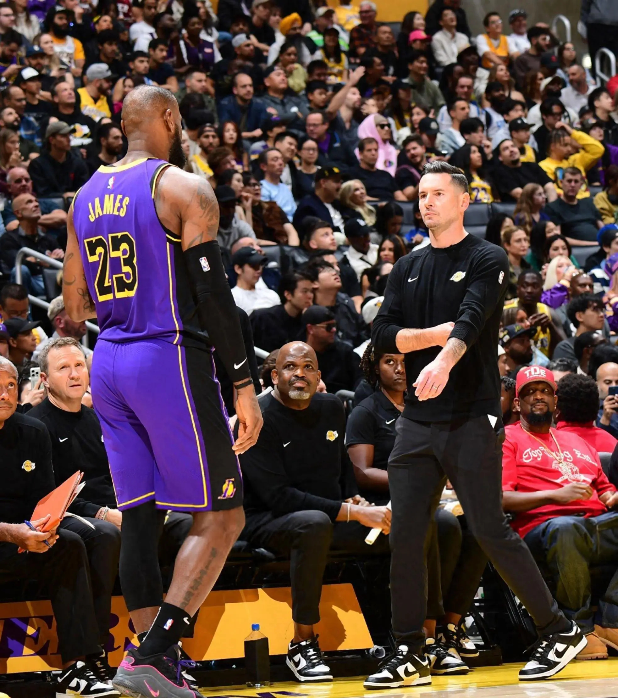 詹姆斯拿下第四节比赛对垒猛龙