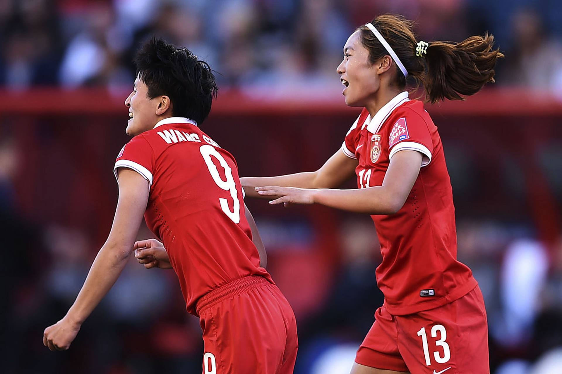 热闹的足球比赛：女子国家队斗智斗勇