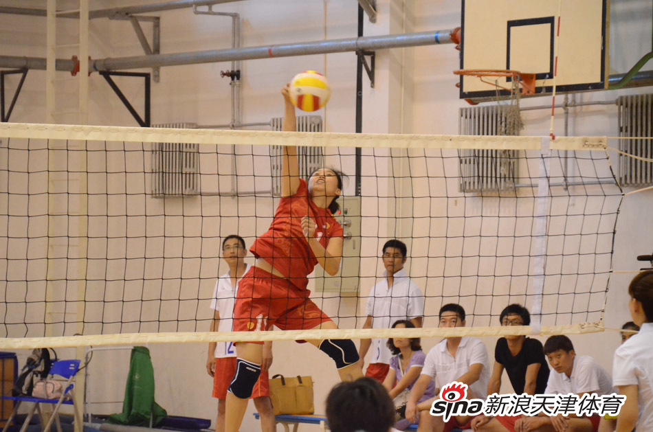 阿联酋队在排球比赛中表现出色