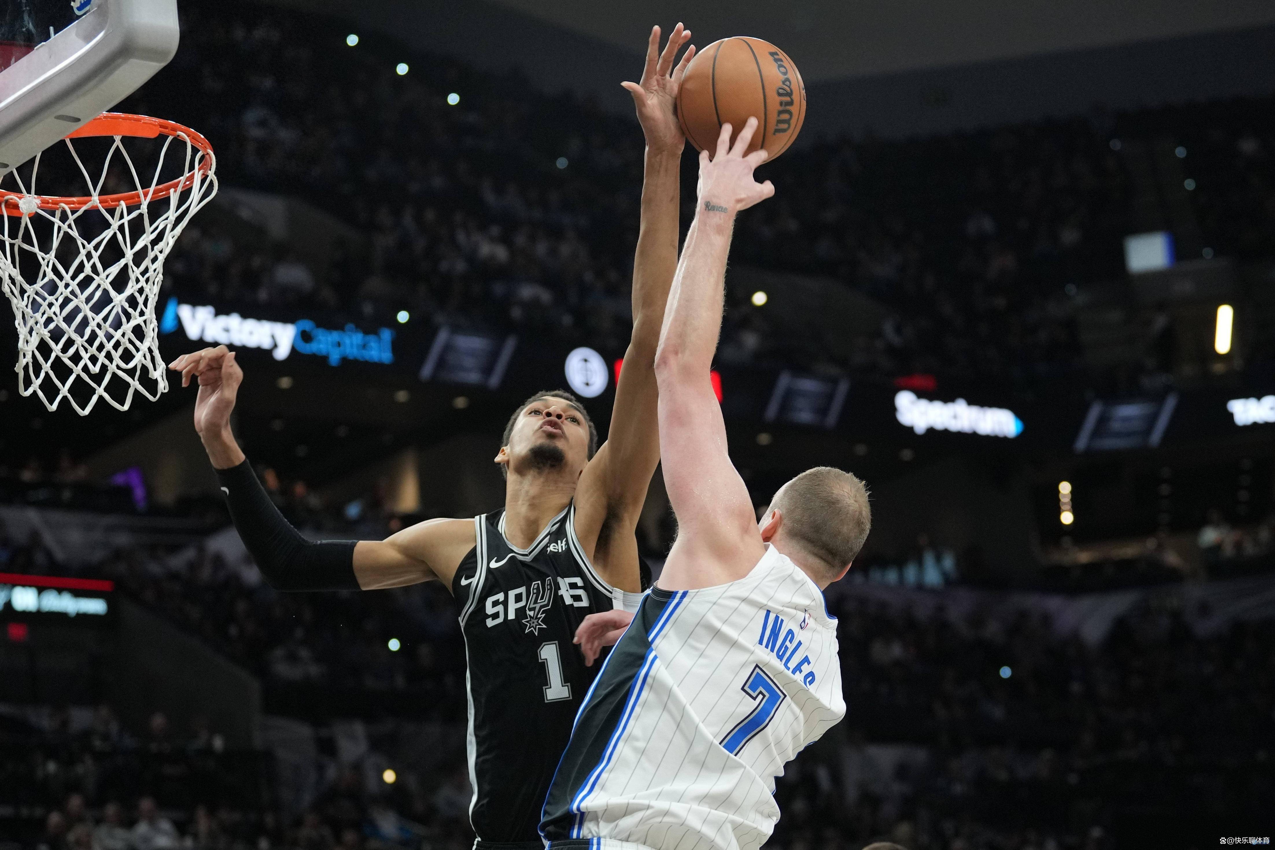 热火险胜开拓者，继续领跑东部