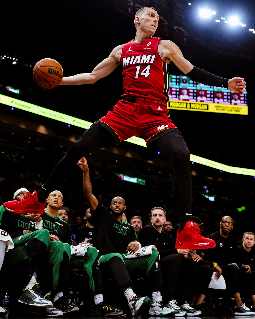 热火险胜开拓者，继续领跑东部