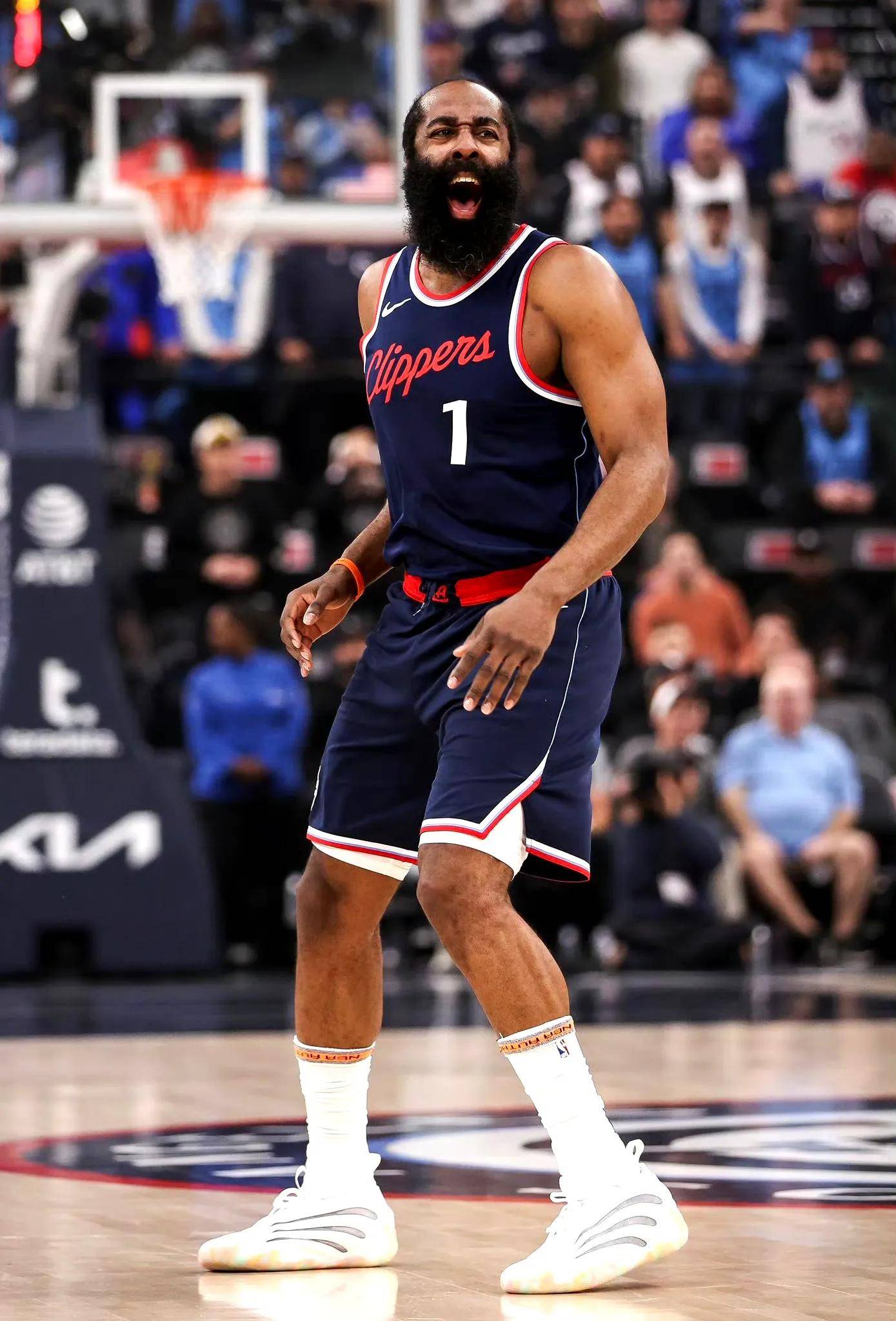 快船大胜马刺，强势登顶