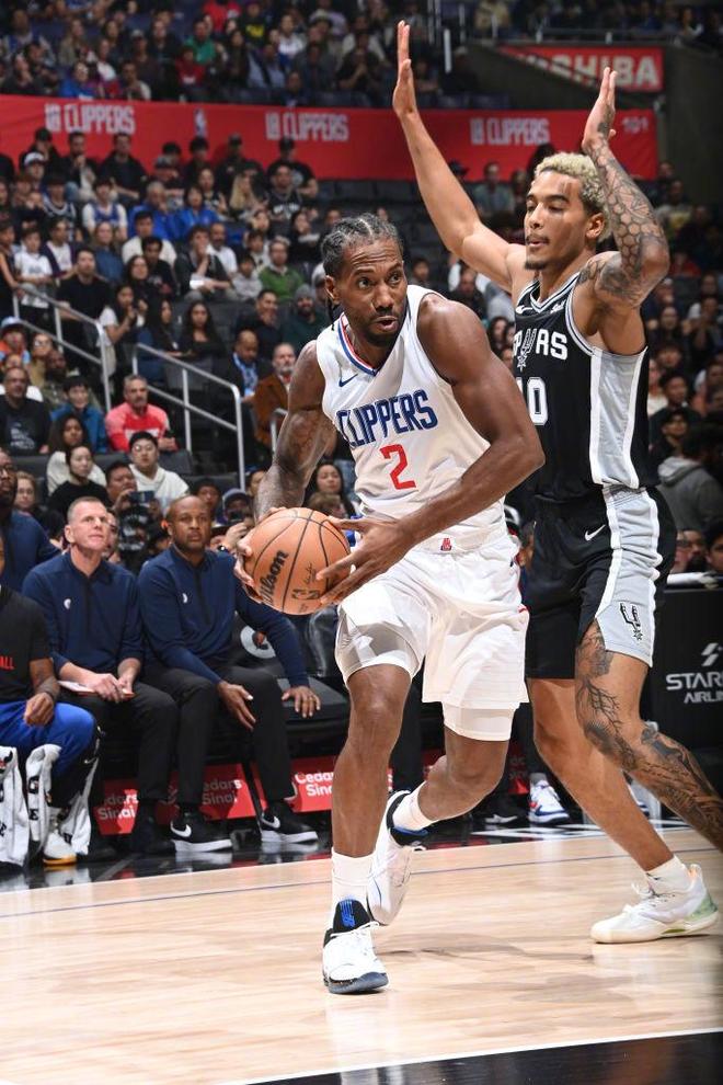 快船大胜马刺，强势登顶