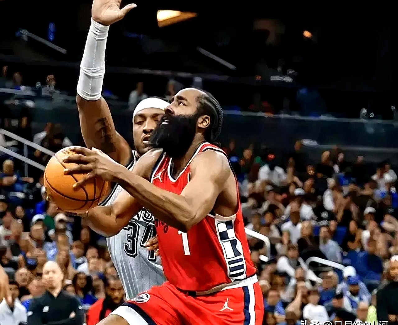 火箭主场胜利，哈登助球队翻盘