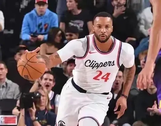 快船队主场大胜尼克斯队