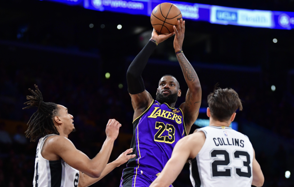 湖人客场火爆马刺，詹皇砍下二十十分