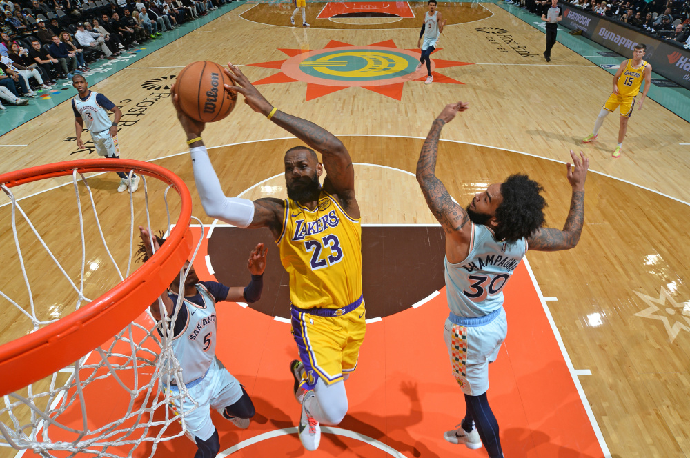 湖人客场火爆马刺，詹皇砍下二十十分