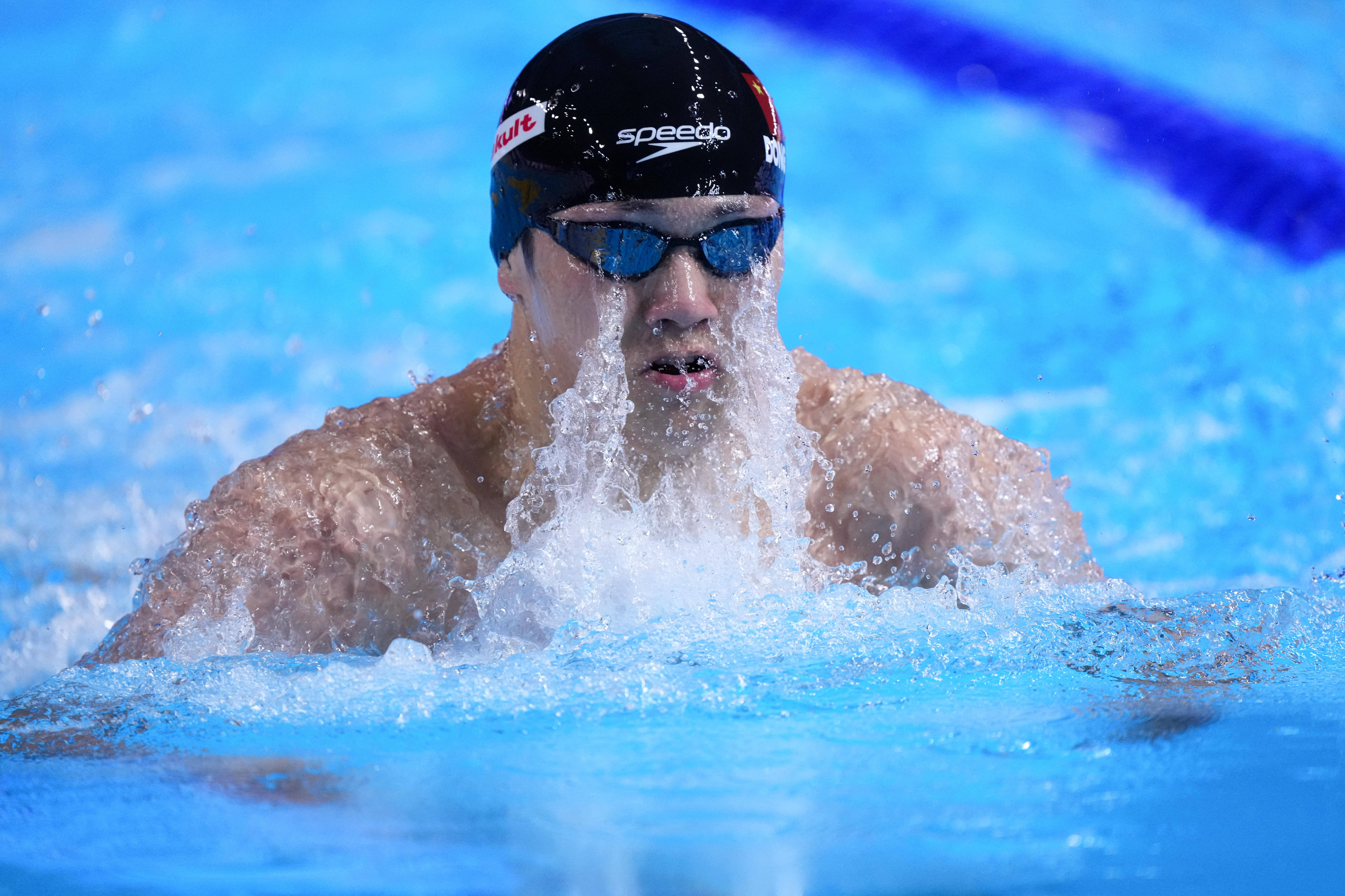 关于热门游泳选手取得历史性胜利的信息